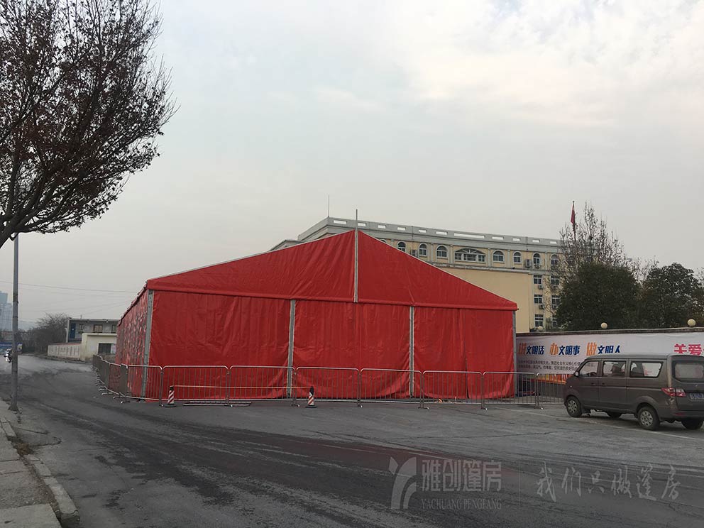 洛阳玻璃篷房出租公司搭建红色人字形篷房现场